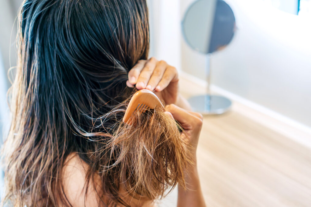 mejor tratamiento para el pelo fino y quebradizo
